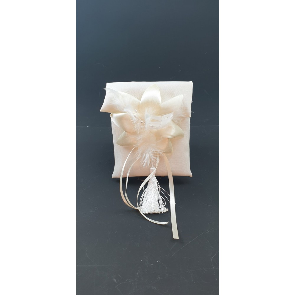 Μπομπονιέρα ΙΔιαίτερη Lilium Feather Ivory