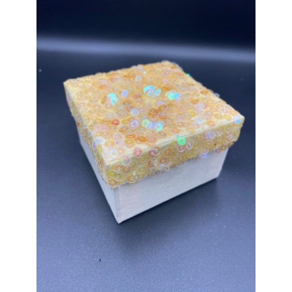 ΜΠΟΜΠΟΝΙΕΡΑ  ΚΟΥΤΙ ΕΚΡΟΥ ΜΕ ΠΑΓΙΕΤΕΣ ΣΤΟ ΚΑΠΑΚΙ 7.5x7.5x5cm 