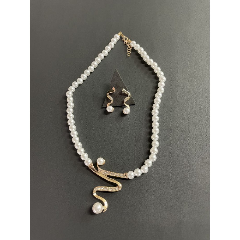 ΝΥΦΙΚΟ ΣΕΤ ΚΟΣΜΗΜΑΤΩΝ ΚΟΛΙΕ ΚΑΙ ΣΚΟΥΛΑΡΙΚΙΑ ΜΕ ΠΕΡΛΕΣ 