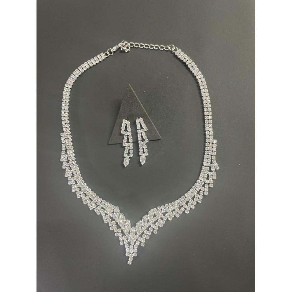 ΣΕΤ ΝΥΦΙΚΩΝ ΚΟΣΜΗΜΑΤΩΝ ΚΟΛΙΕ ΚΑΙ ΣΚΟΥΛΑΡΙΚΙΑ ΜΕ ΣΤΡΑΣ 