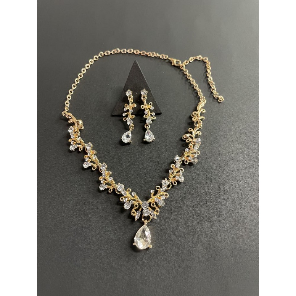 ΝΥΦΙΚΟ ΣΕΤ ΚΟΣΜΗΜΑΤΩΝ ΚΟΛΙΕ ΚΑΙ ΣΚΟΥΛΑΡΙΚΙΑ ΜΕ ΣΤΡΑΣ 