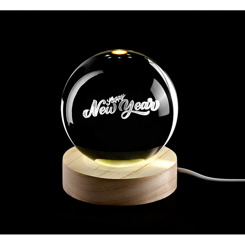 ΚΡΥΣΤΑΛΛΙΝΗ ΜΠΑΛΑ ΦΩΤΙΣΤΙΚΟ ΜΕ ΞΥΛΙΝΗ ΒΑΣΗ HAPPY NEW YEAR 6cm 