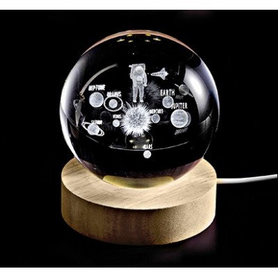 ΚΡΥΣΤΑΛΛΙΝΗ ΜΠΑΛΑ ΦΩΤΙΣΤΙΚΟ ΜΕ ΞΥΛΙΝΗ ΒΑΣΗ ΑΣΤΡΟΝΑΥΤΗΣ ΜΕ ΠΛΑΝΗΤΕΣ 7cm